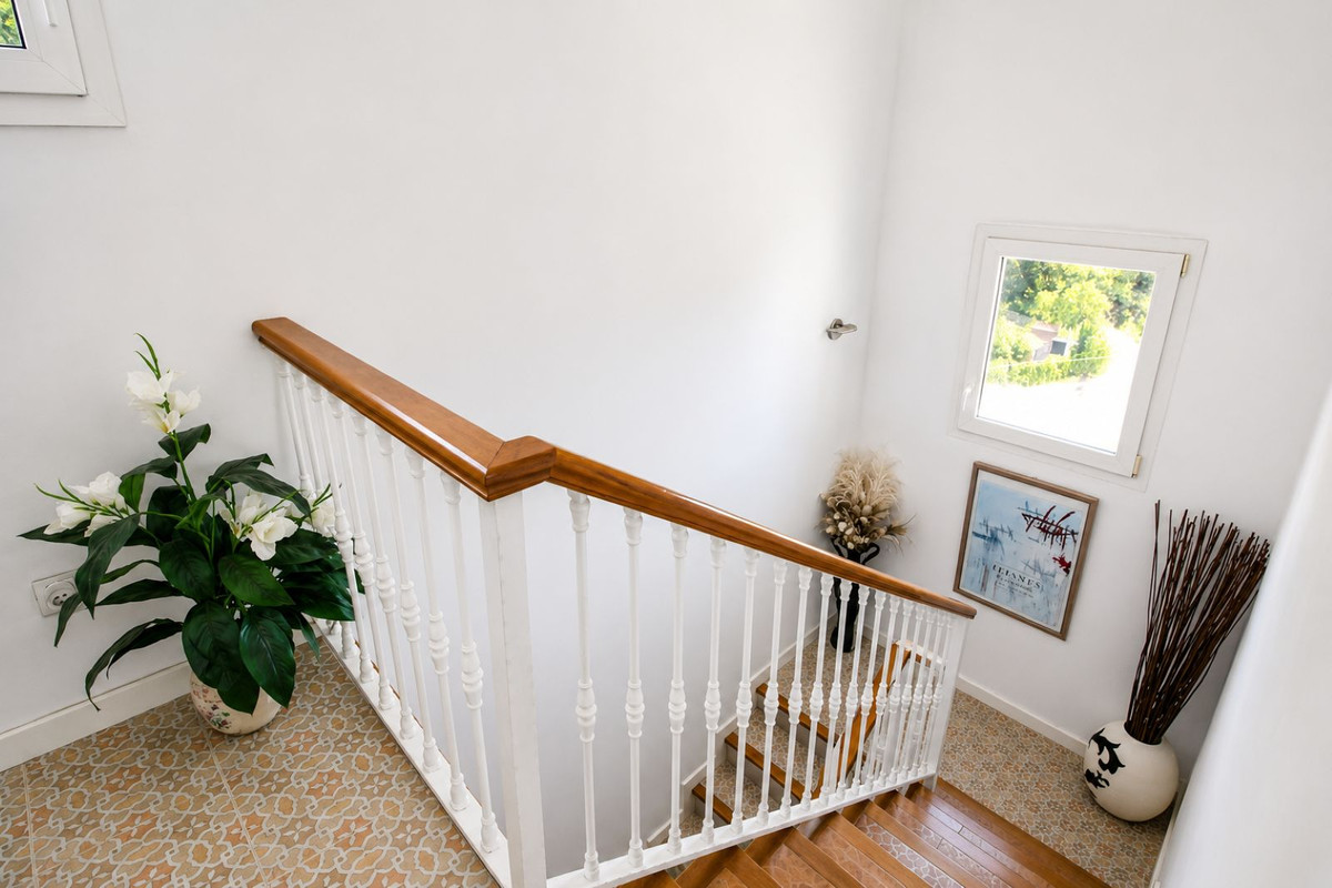6 Bed Townhouse for sale in Sierrezuela Costa Del Sol, Málaga, Spain