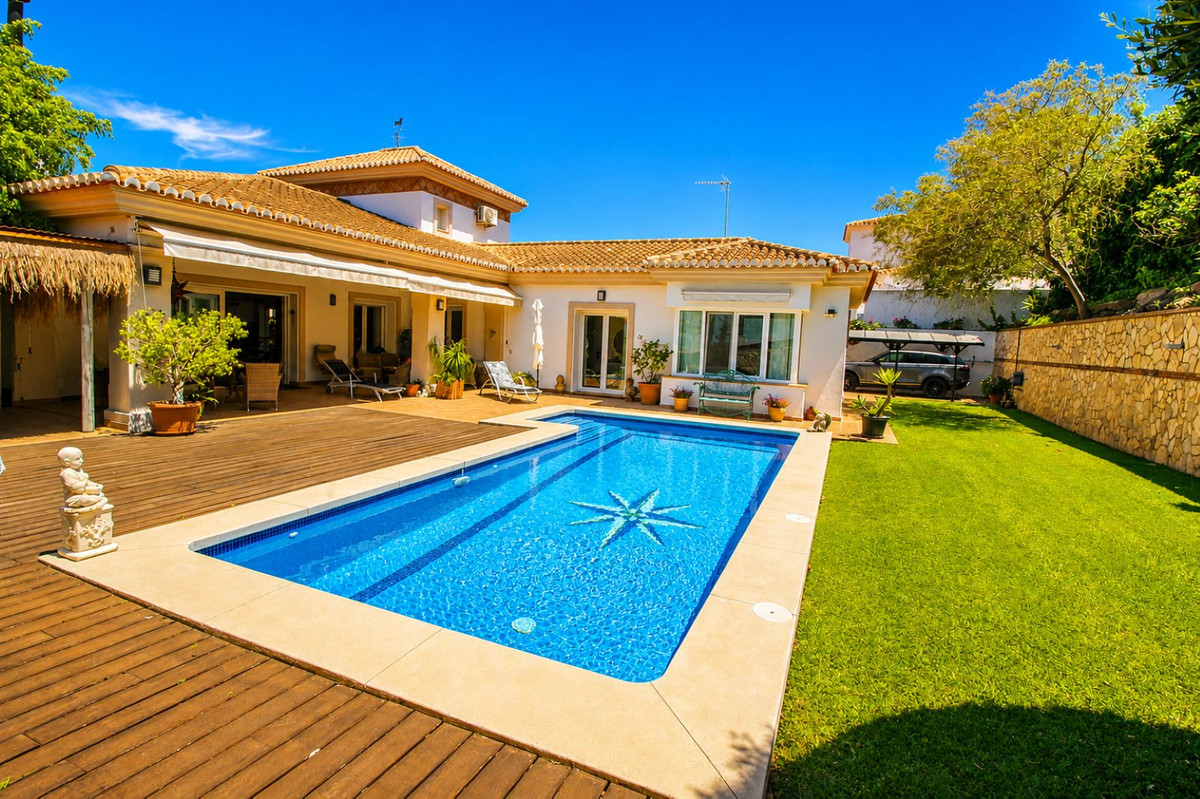 6 Bed Townhouse for sale in Sierrezuela Costa Del Sol, Málaga, Spain