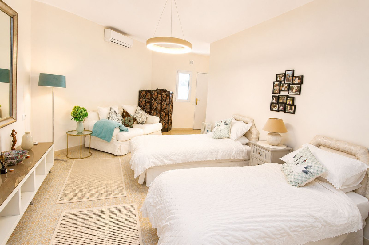 6 Bed Townhouse for sale in Sierrezuela Costa Del Sol, Málaga, Spain