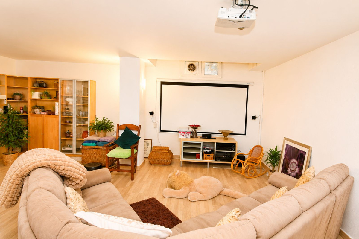 6 Bed Townhouse for sale in Sierrezuela Costa Del Sol, Málaga, Spain