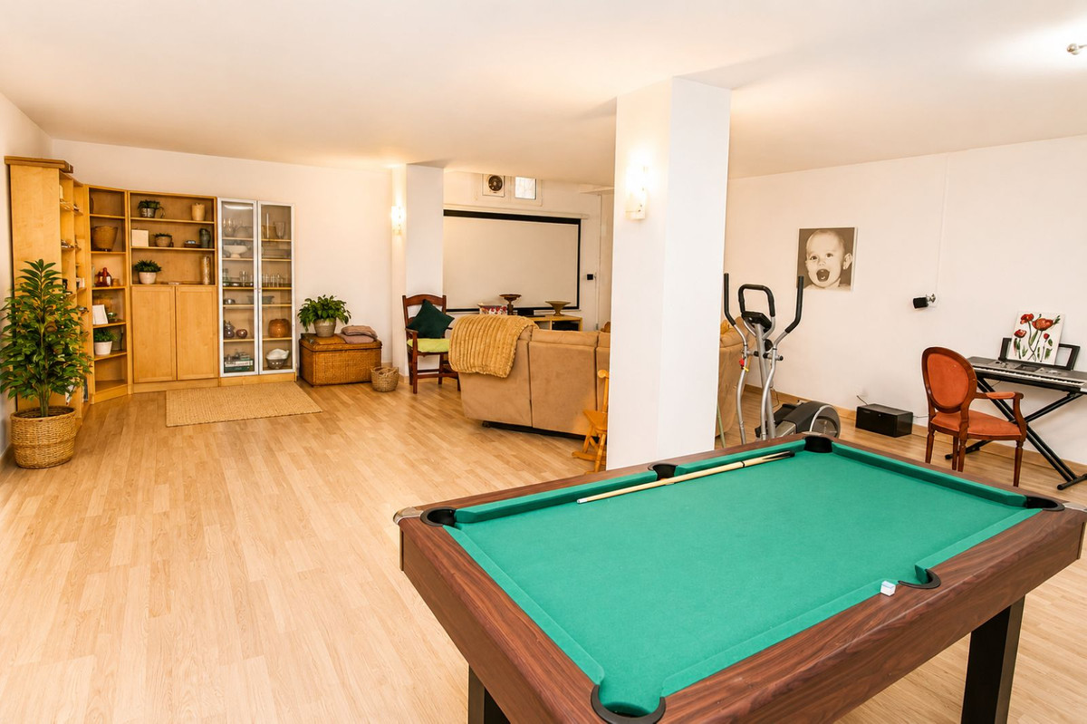 6 Bed Townhouse for sale in Sierrezuela Costa Del Sol, Málaga, Spain