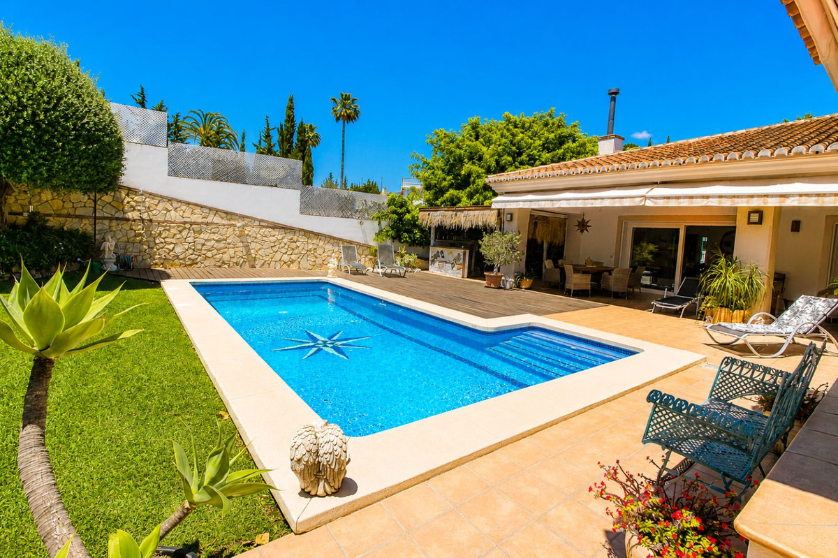 6 Bed Townhouse for sale in Sierrezuela Costa Del Sol, Málaga, Spain