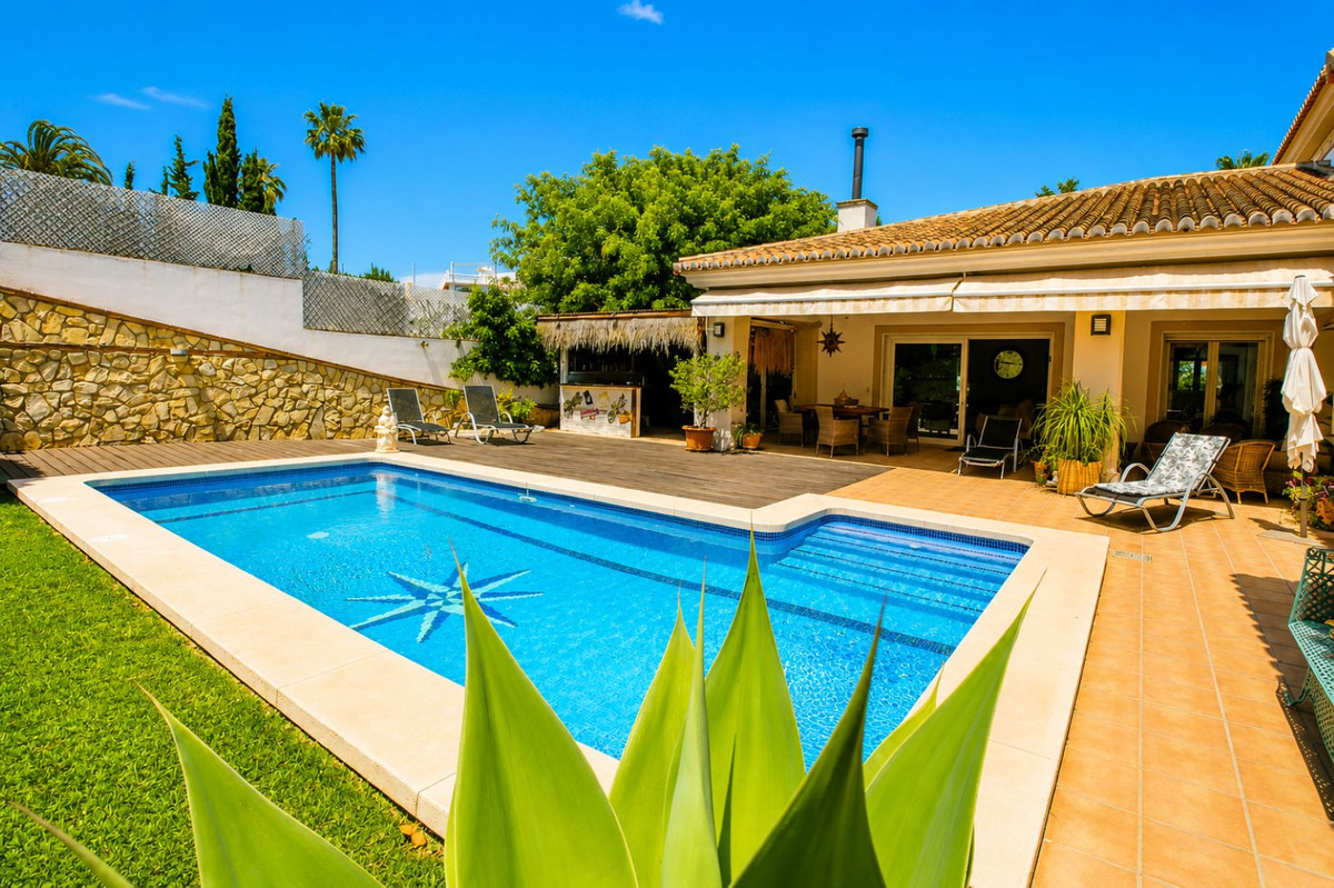 6 Bed Townhouse for sale in Sierrezuela Costa Del Sol, Málaga, Spain