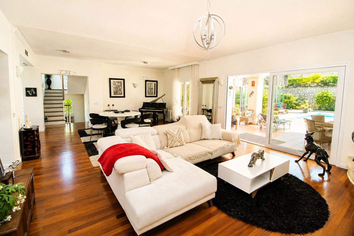 6 Bed Townhouse for sale in Sierrezuela Costa Del Sol, Málaga, Spain