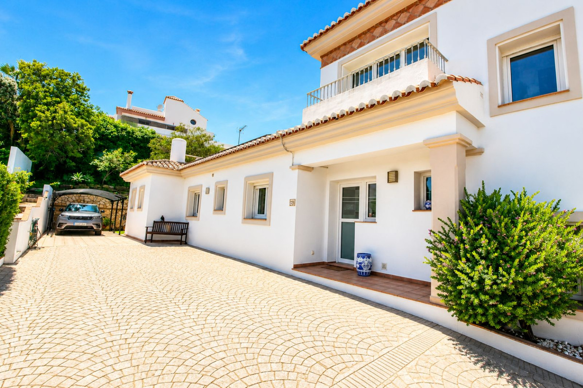 6 Bed Townhouse for sale in Sierrezuela Costa Del Sol, Málaga, Spain
