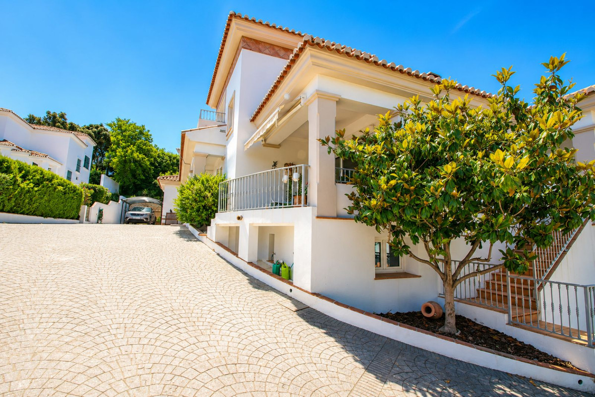6 Bed Townhouse for sale in Sierrezuela Costa Del Sol, Málaga, Spain