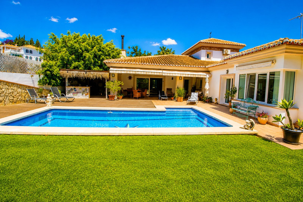 6 Bed Townhouse for sale in Sierrezuela Costa Del Sol, Málaga, Spain