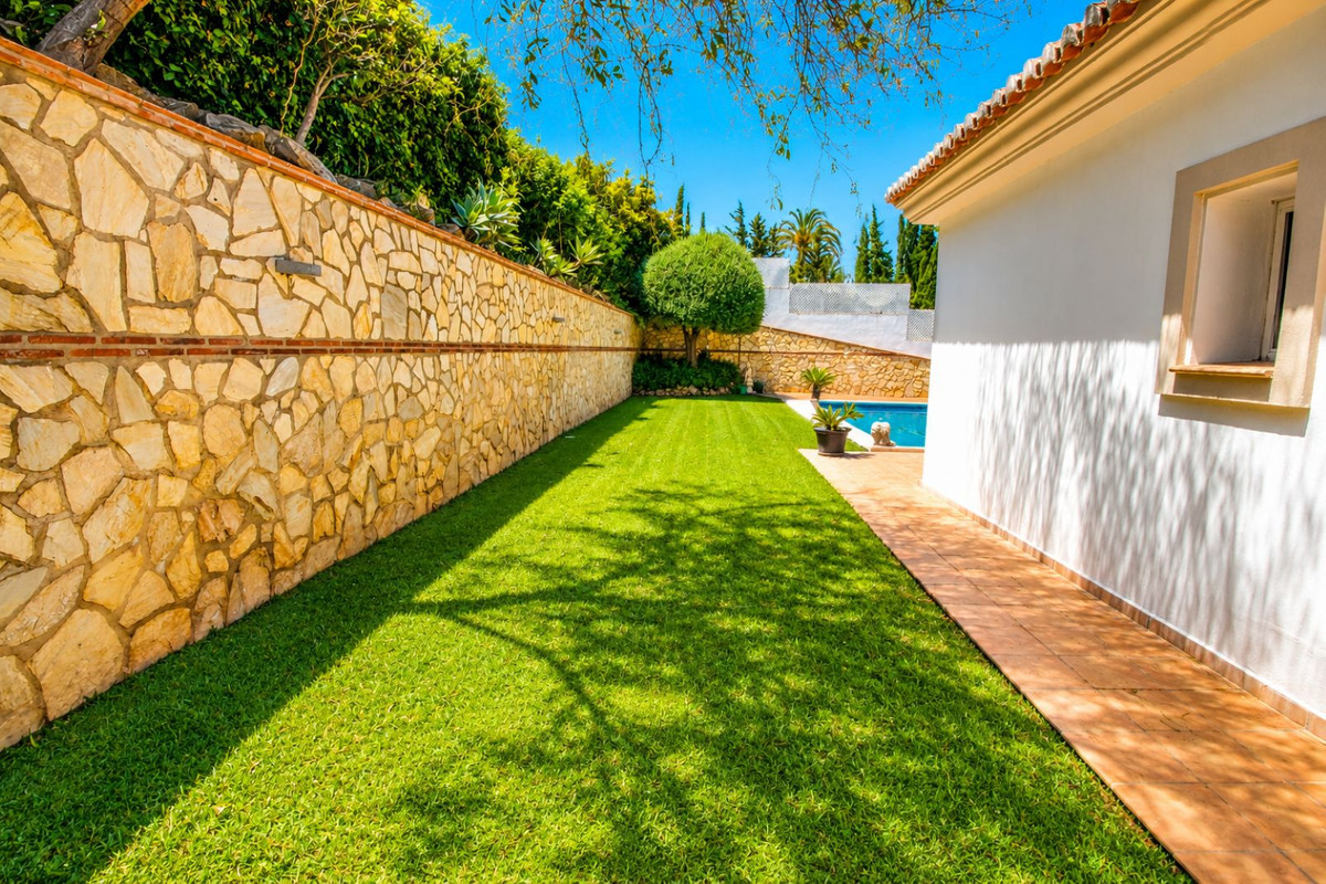 6 Bed Townhouse for sale in Sierrezuela Costa Del Sol, Málaga, Spain