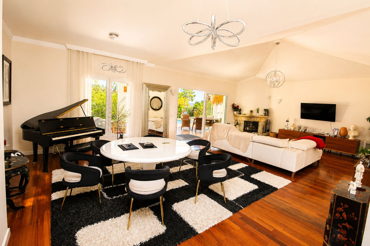 6 Bed Townhouse for sale in Sierrezuela Costa Del Sol, Málaga, Spain