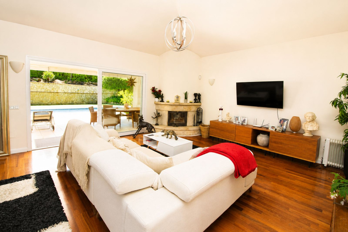 6 Bed Townhouse for sale in Sierrezuela Costa Del Sol, Málaga, Spain