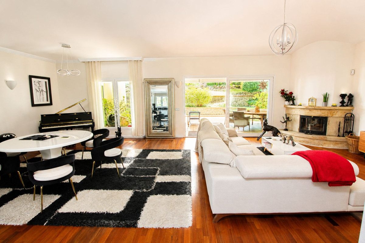6 Bed Townhouse for sale in Sierrezuela Costa Del Sol, Málaga, Spain