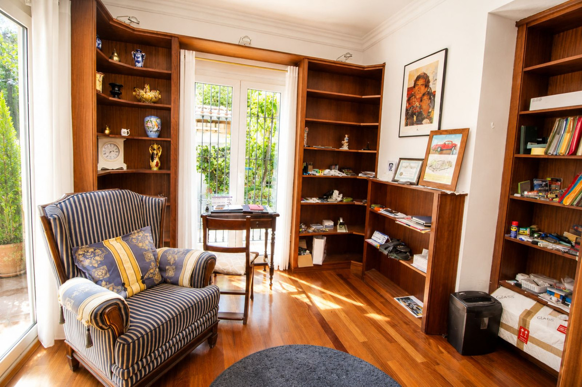 6 Bed Townhouse for sale in Sierrezuela Costa Del Sol, Málaga, Spain