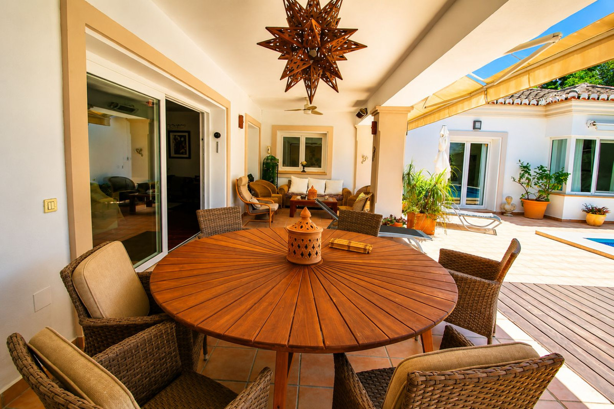 6 Bed Townhouse for sale in Sierrezuela Costa Del Sol, Málaga, Spain