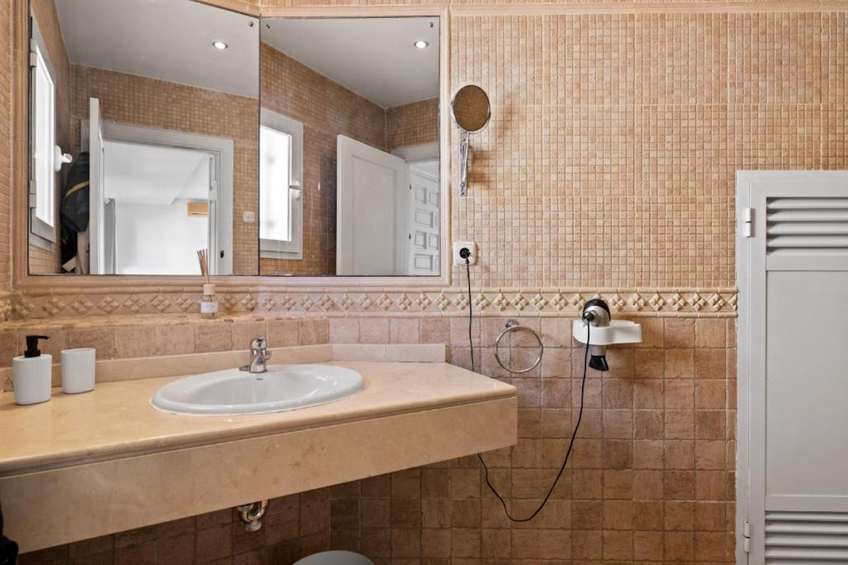 5 Bed Townhouse for sale in Nueva Andalucía Costa Del Sol, Málaga, Spain