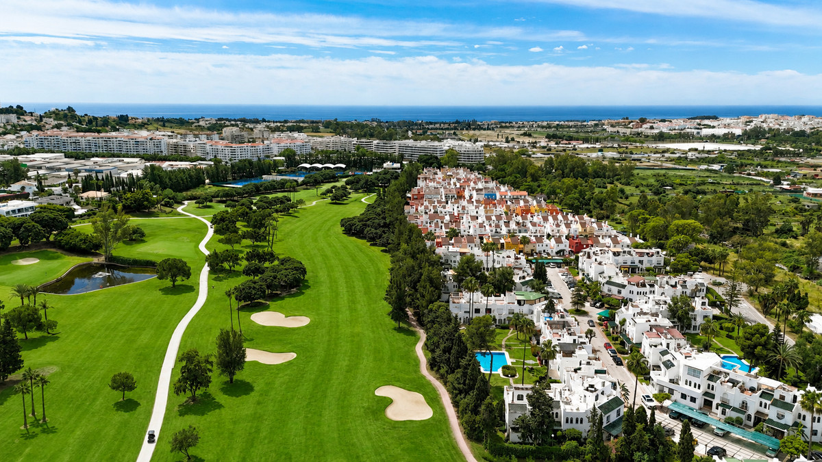 4 Bed Townhouse for sale in Nueva Andalucía Costa Del Sol, Málaga, Spain