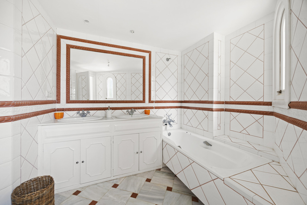 3 Bed Townhouse for sale in Benahavís Costa Del Sol, Málaga, Spain