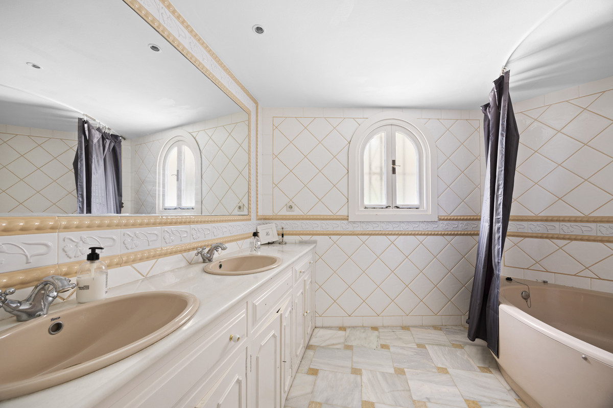 3 Bed Townhouse for sale in Benahavís Costa Del Sol, Málaga, Spain