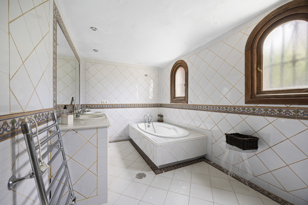 3 Bed Townhouse for sale in Benahavís Costa Del Sol, Málaga, Spain