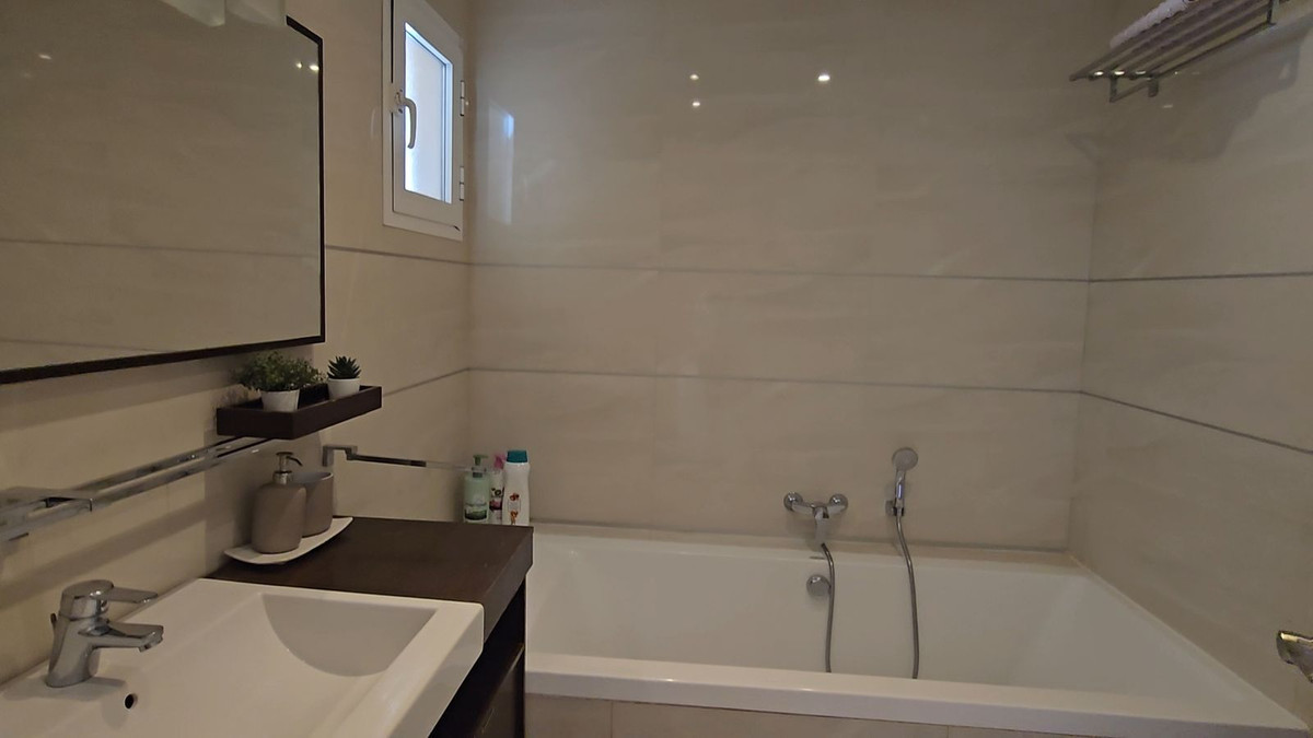 Se vende Apartamento Planta Media de 2 dormitorios en Costa Del Sol, Málaga, España