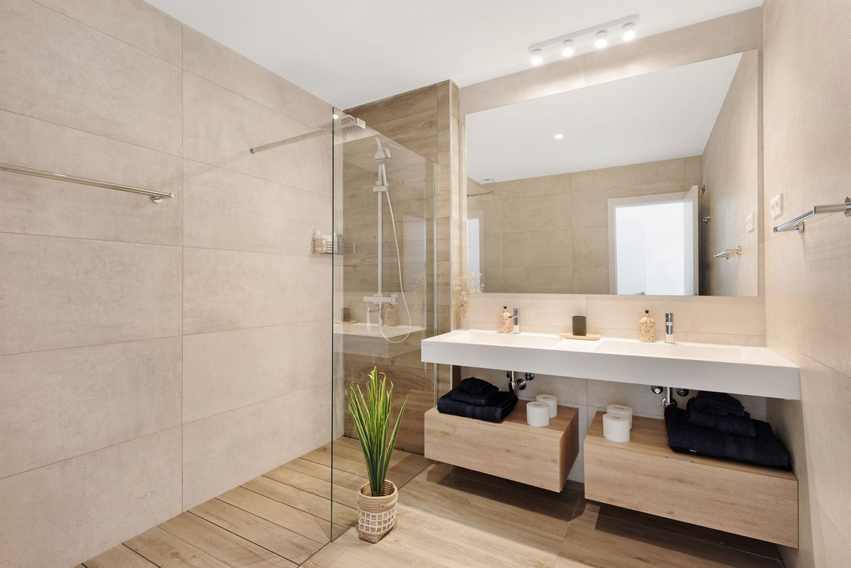 Se vende Apartamento Planta Baja de 3 dormitorios en Costa Del Sol, Málaga, España