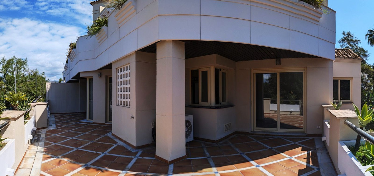 2 Bed Apartment for sale in Aloha Costa Del Sol, Málaga, Spain