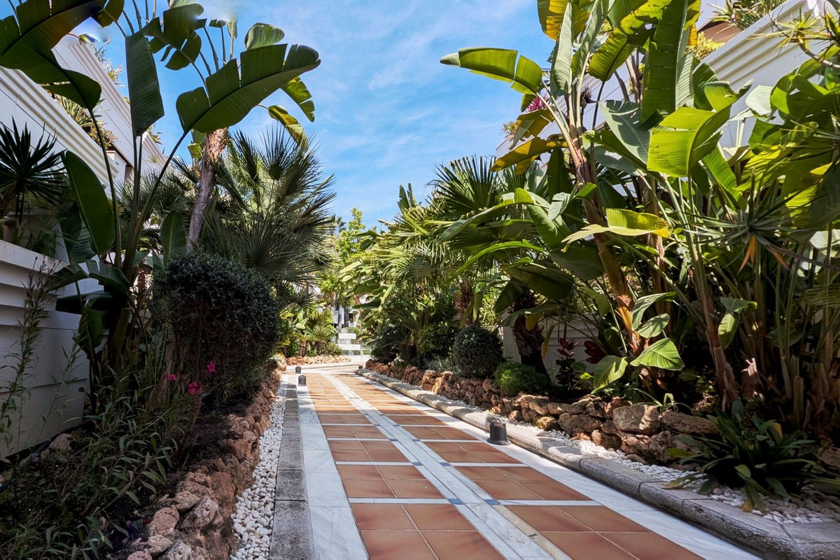 2 Bed Apartment for sale in Aloha Costa Del Sol, Málaga, Spain