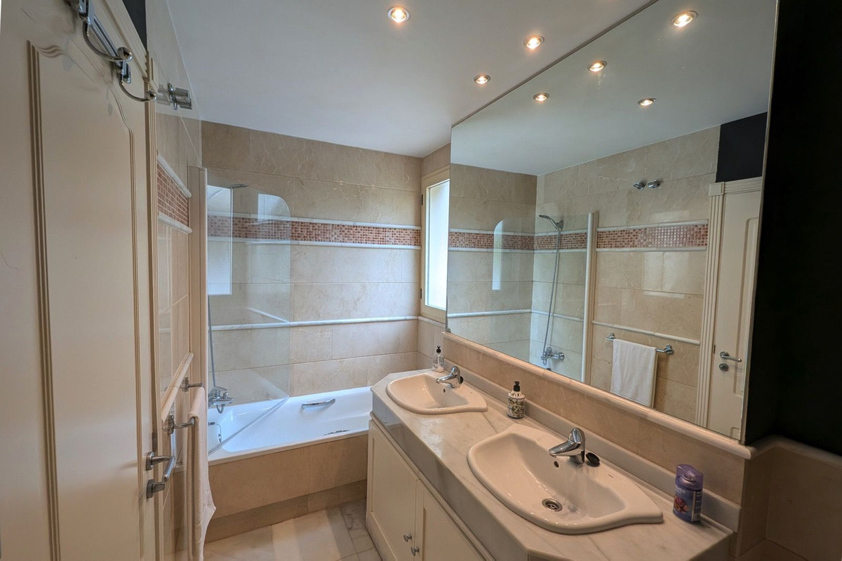 2 Bed Apartment for sale in Aloha Costa Del Sol, Málaga, Spain