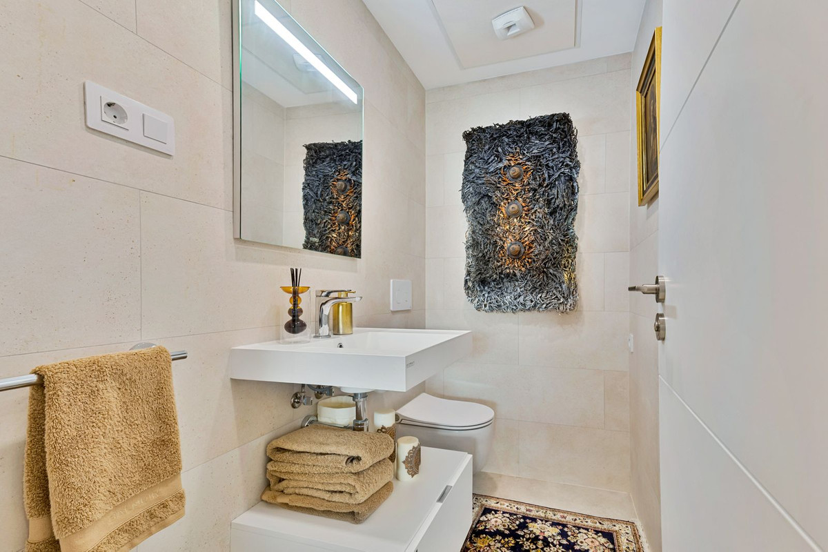 3 Bed Apartment for sale in Fuengirola Costa Del Sol, Málaga, Spain