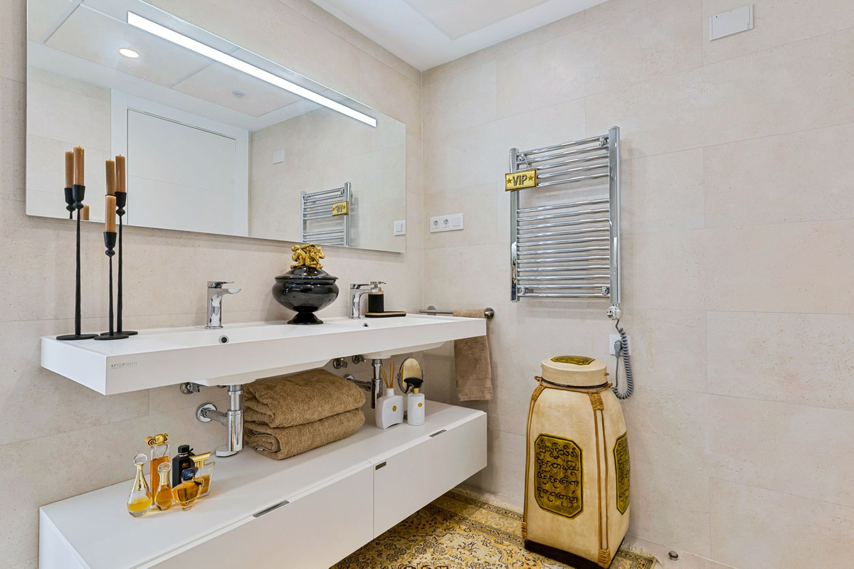 3 Bed Apartment for sale in Fuengirola Costa Del Sol, Málaga, Spain