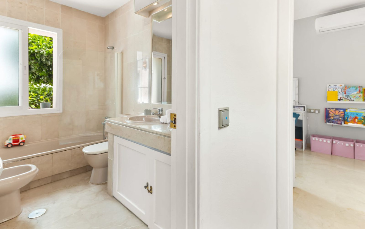 Se vende Villa - Chalet de 3 dormitorios en Costa Del Sol, Málaga, España