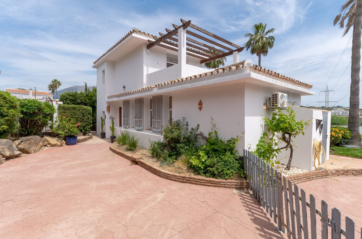 Se vende Villa - Chalet de 3 dormitorios en Costa Del Sol, Málaga, España