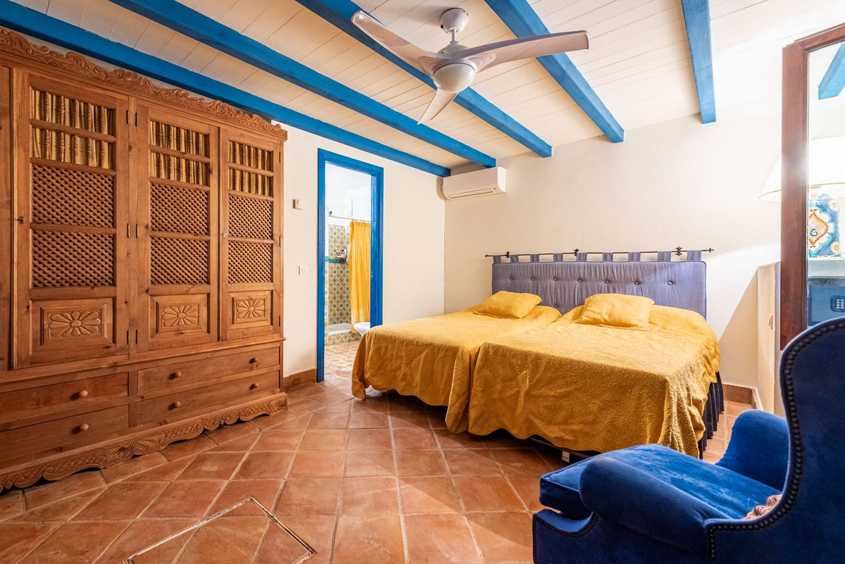 6 Bed Townhouse for sale in Benahavís Costa Del Sol, Málaga, Spain