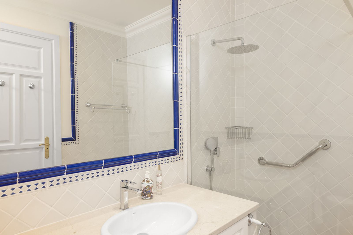 6 Bed Townhouse for sale in Benahavís Costa Del Sol, Málaga, Spain