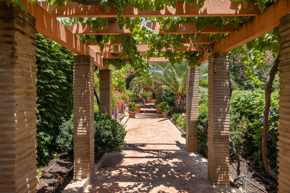 6 Bed Townhouse for sale in Benahavís Costa Del Sol, Málaga, Spain