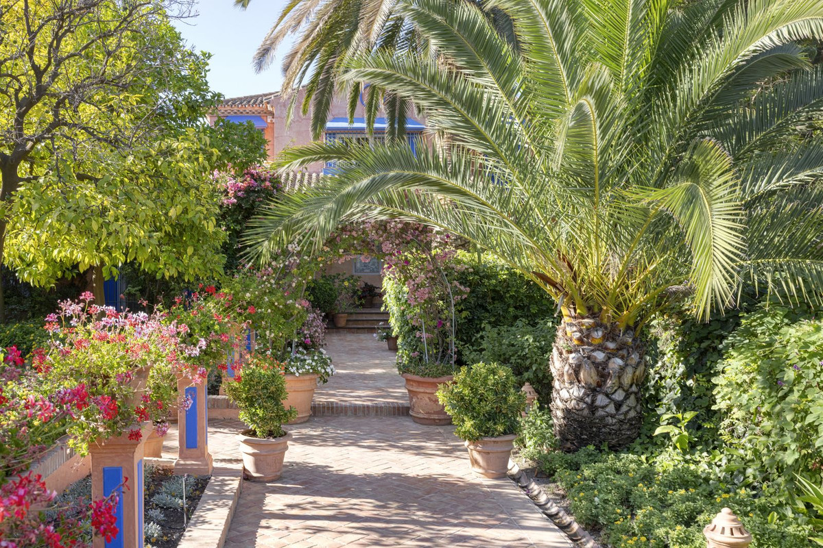 6 Bed Townhouse for sale in Benahavís Costa Del Sol, Málaga, Spain