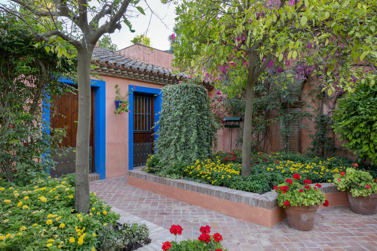 6 Bed Townhouse for sale in Benahavís Costa Del Sol, Málaga, Spain