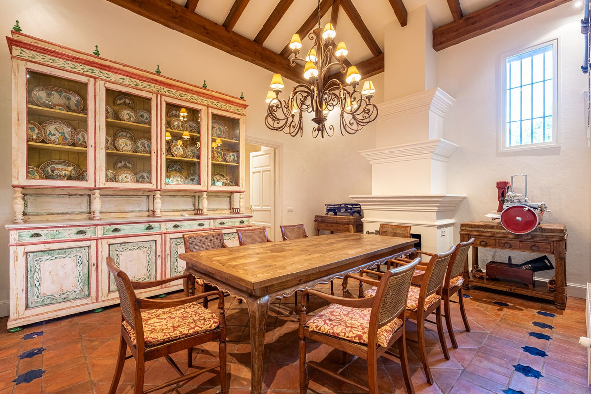 6 Bed Townhouse for sale in Benahavís Costa Del Sol, Málaga, Spain