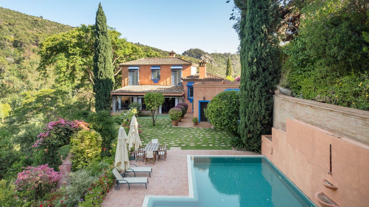 6 Bed Townhouse for sale in Benahavís Costa Del Sol, Málaga, Spain