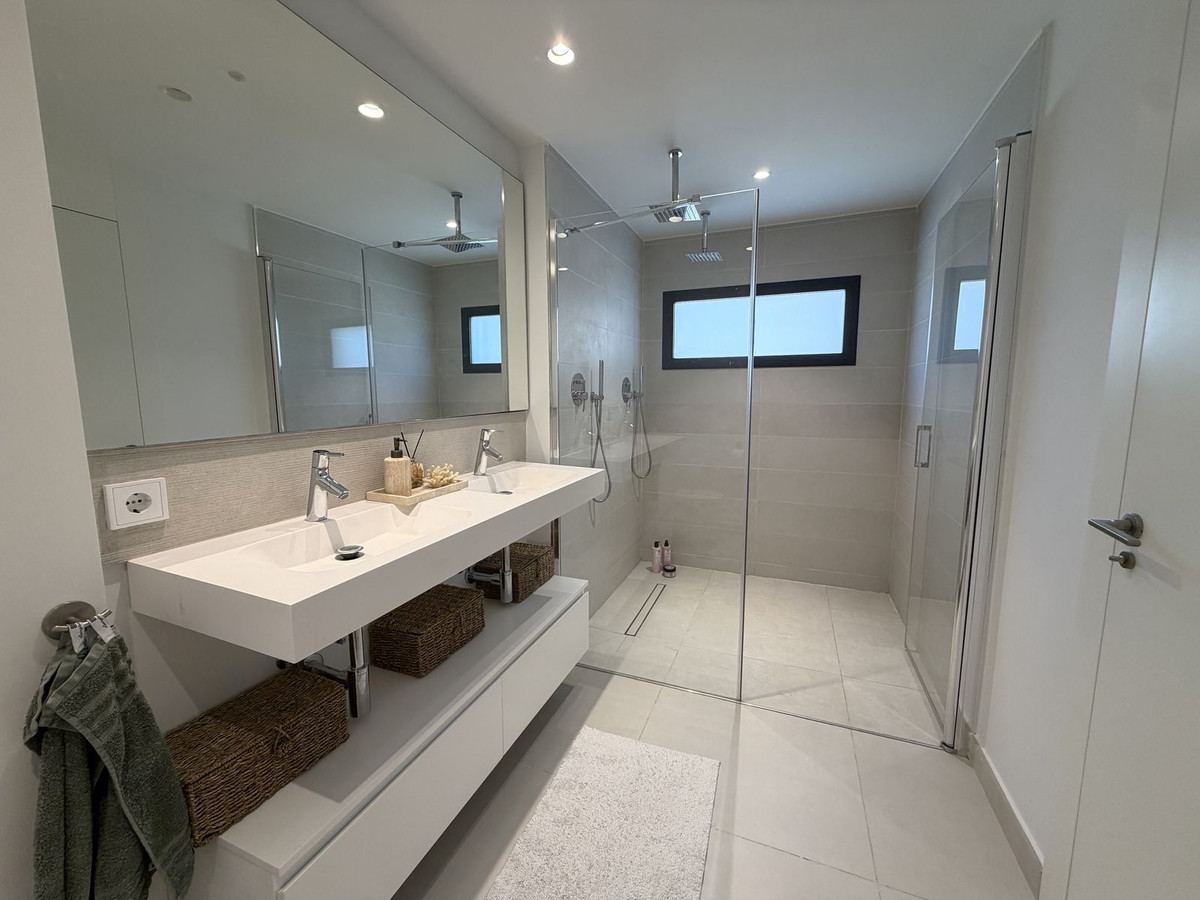 3 Bed Apartment for sale in Fuengirola Costa Del Sol, Málaga, Spain