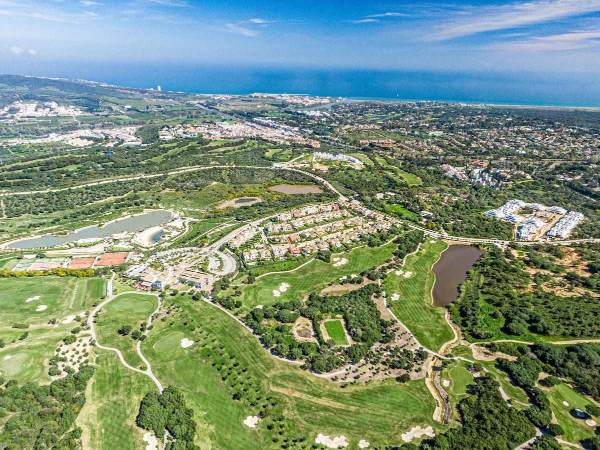 Se vende Apartamento Planta Media de 5 dormitorios en Costa Del Sol, Cadiz, España