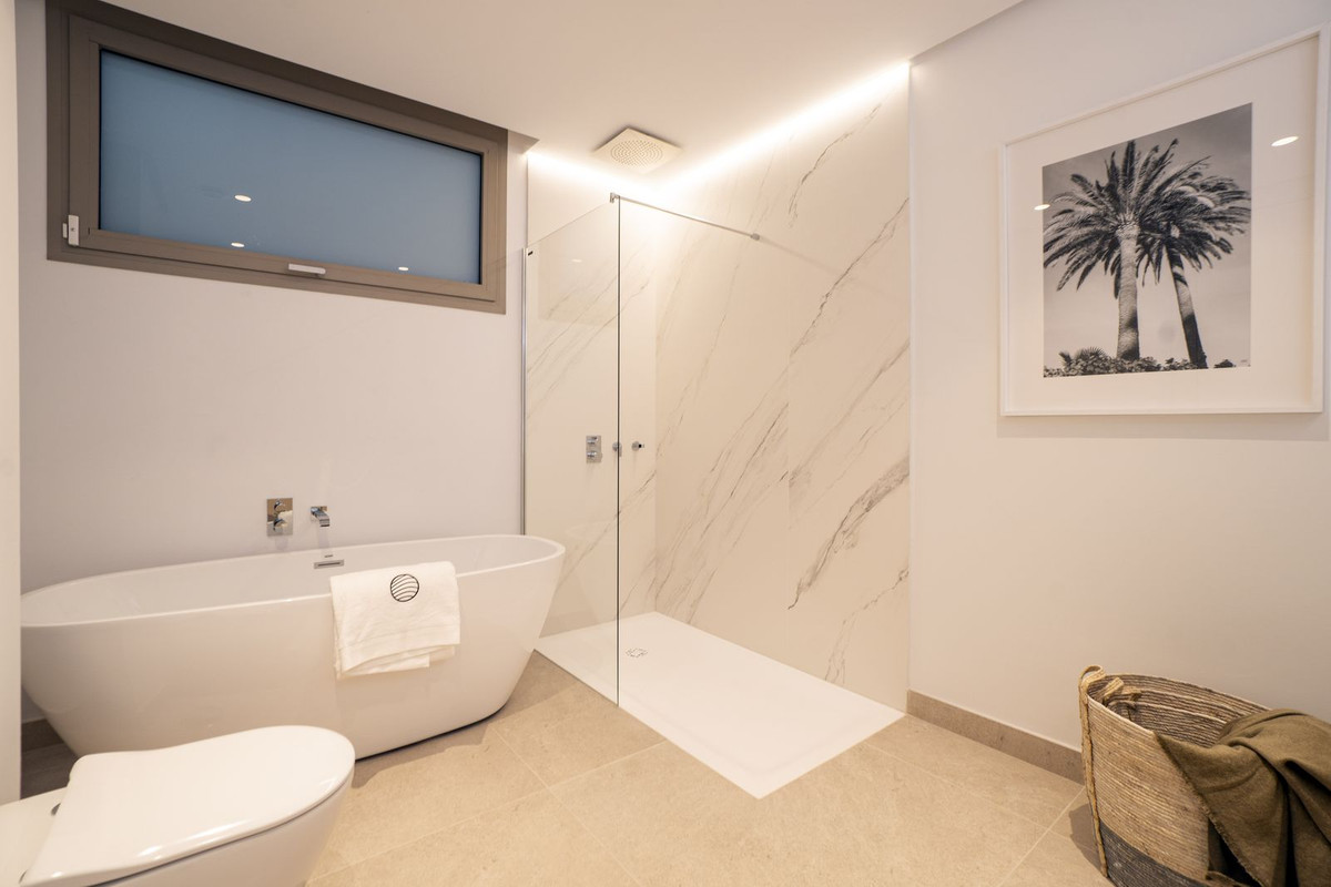 3 Bed Apartment for sale in La Quinta Costa Del Sol, Málaga, Spain