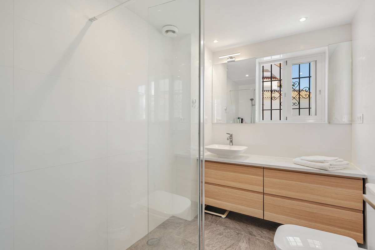 2 Bed Apartment for sale in Nueva Andalucía Costa Del Sol, Málaga, Spain