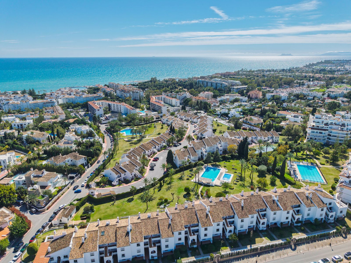 2 Bed Apartment for sale in Nueva Andalucía Costa Del Sol, Málaga, Spain