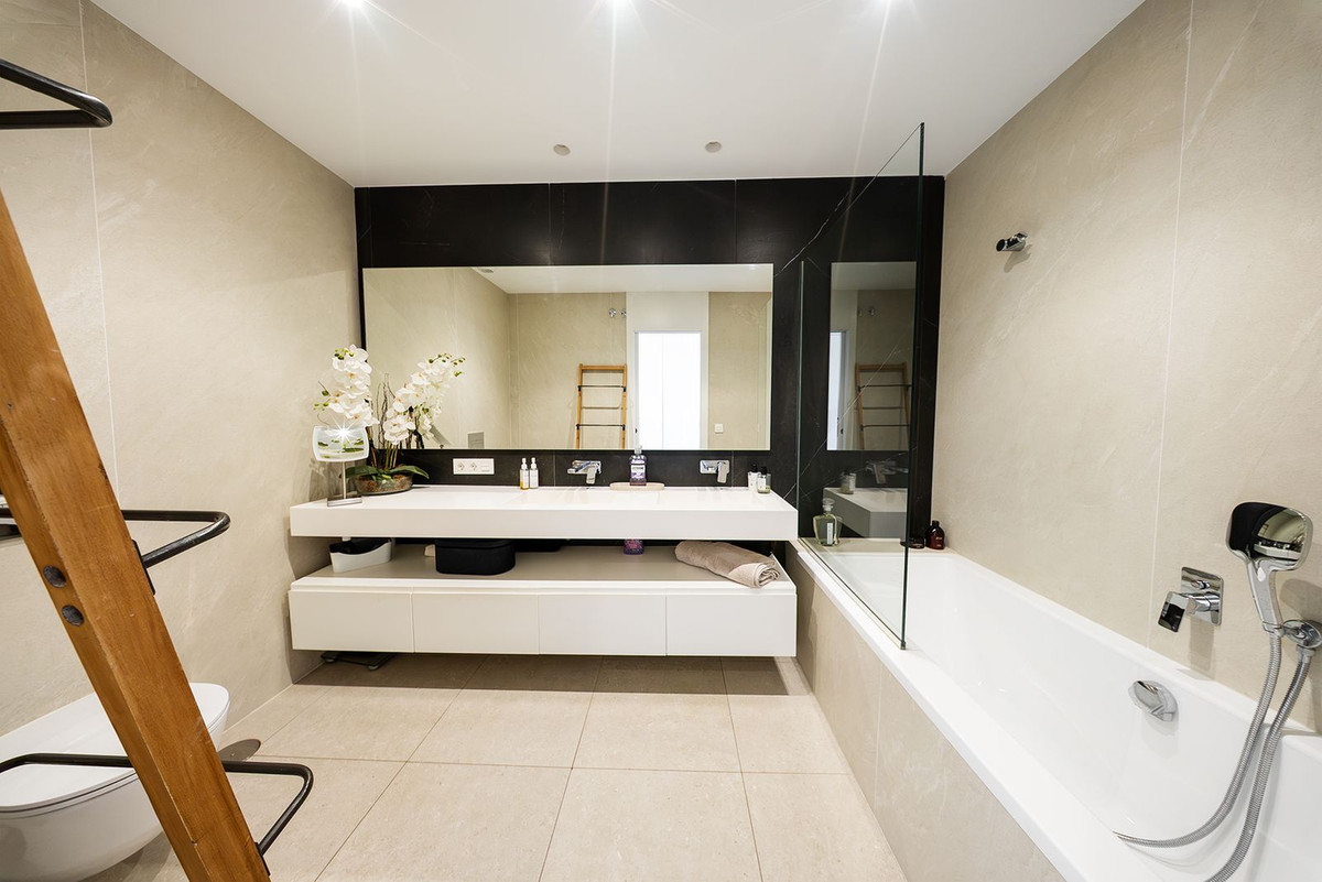 2 Bed Apartment for sale in La Quinta Costa Del Sol, Málaga, Spain