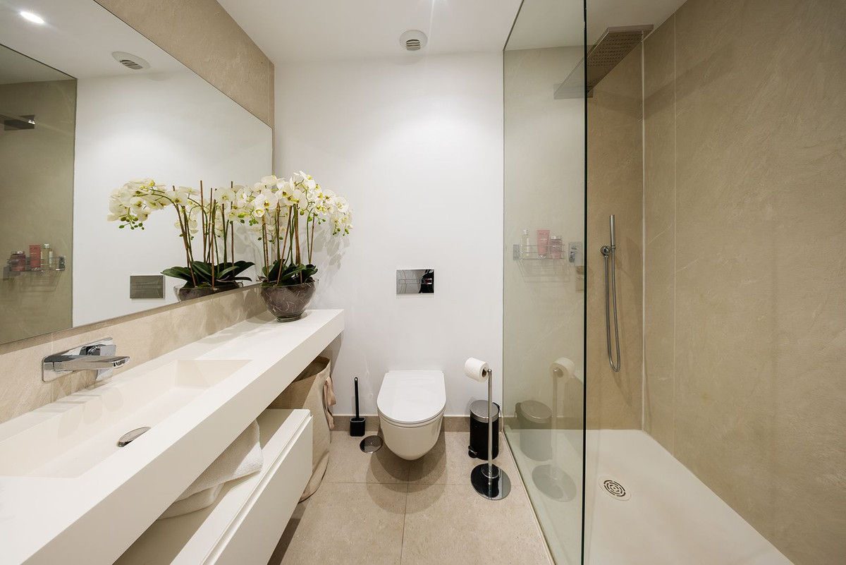 2 Bed Apartment for sale in La Quinta Costa Del Sol, Málaga, Spain