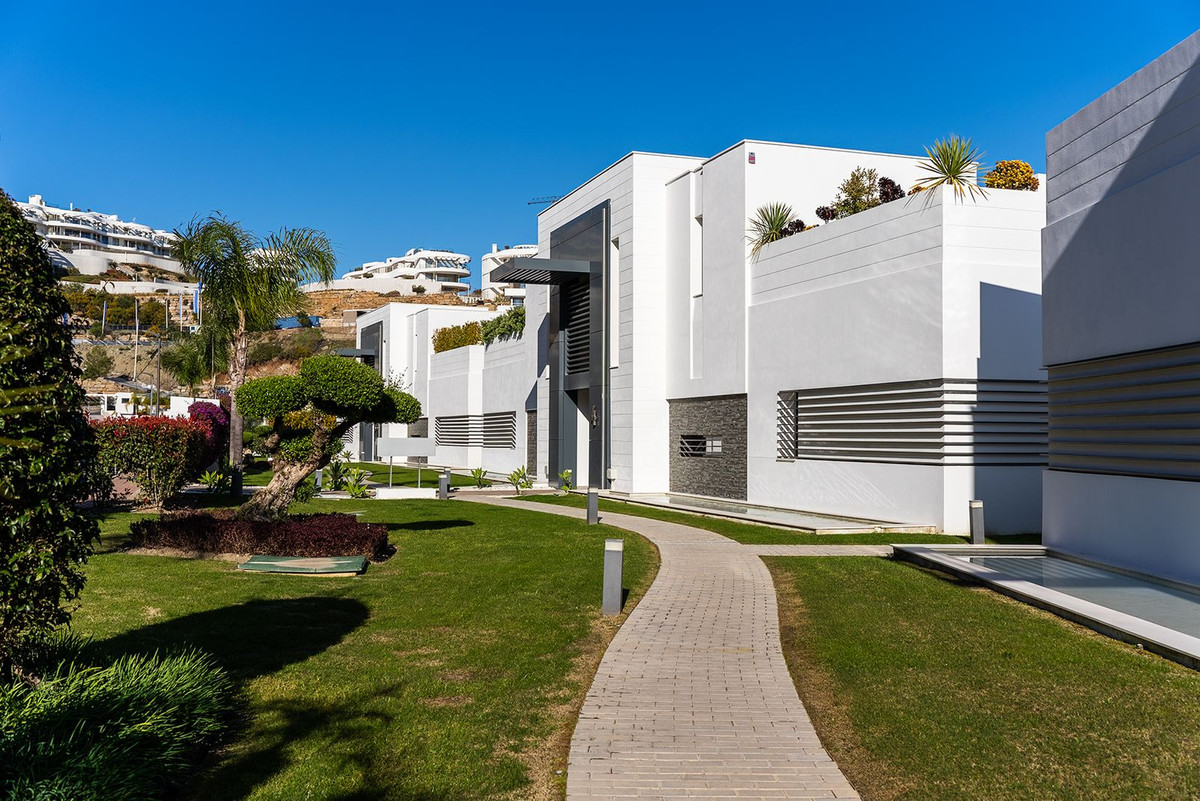 2 Bed Apartment for sale in La Quinta Costa Del Sol, Málaga, Spain