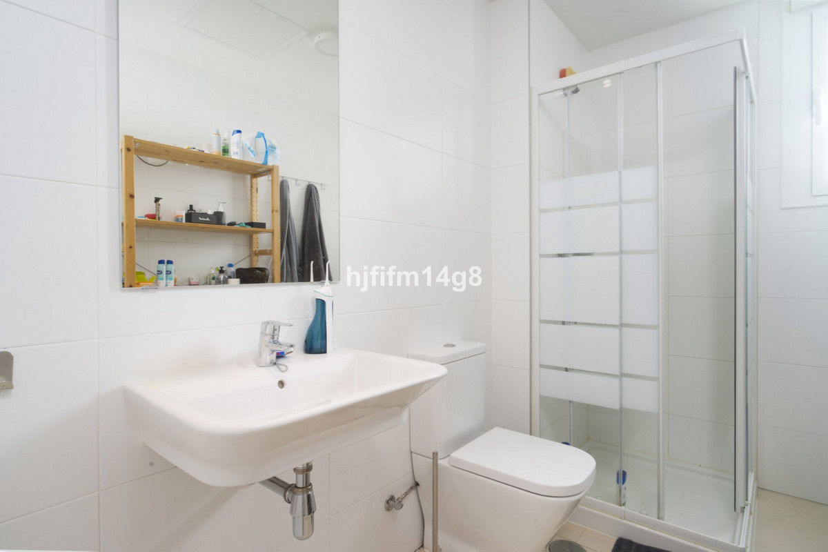 Se vende Apartamento Planta Media de 2 dormitorios en Costa Del Sol, Málaga, España