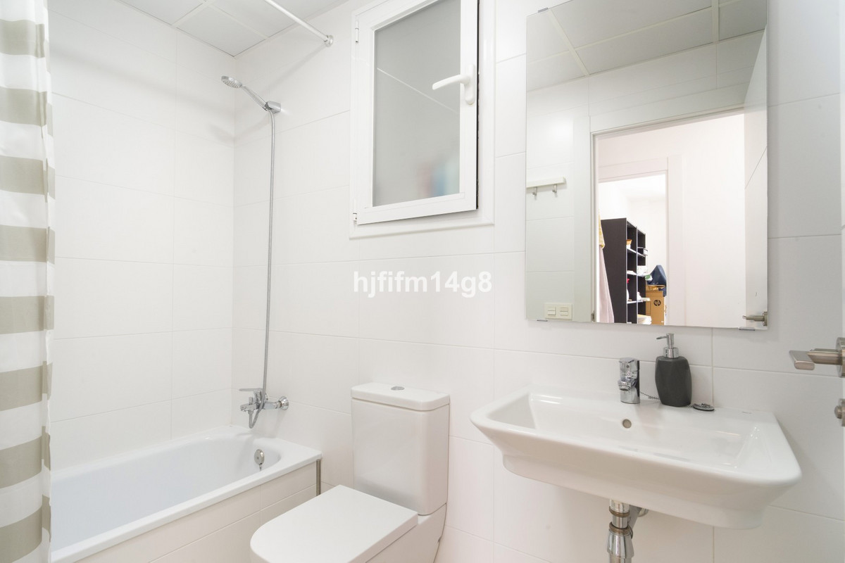 Se vende Apartamento Planta Media de 2 dormitorios en Costa Del Sol, Málaga, España