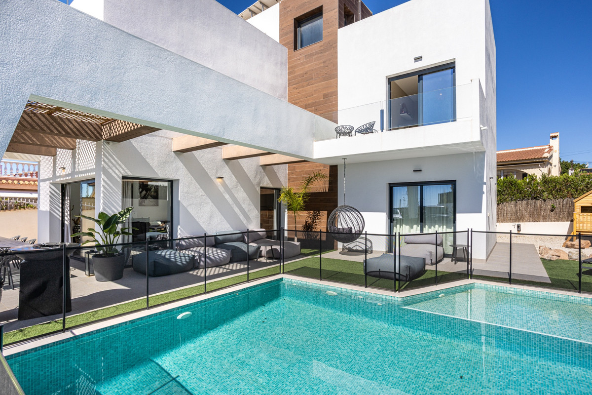 Se vende Villa - Chalet de 4 dormitorios en Costa Blanca, Alicante, España