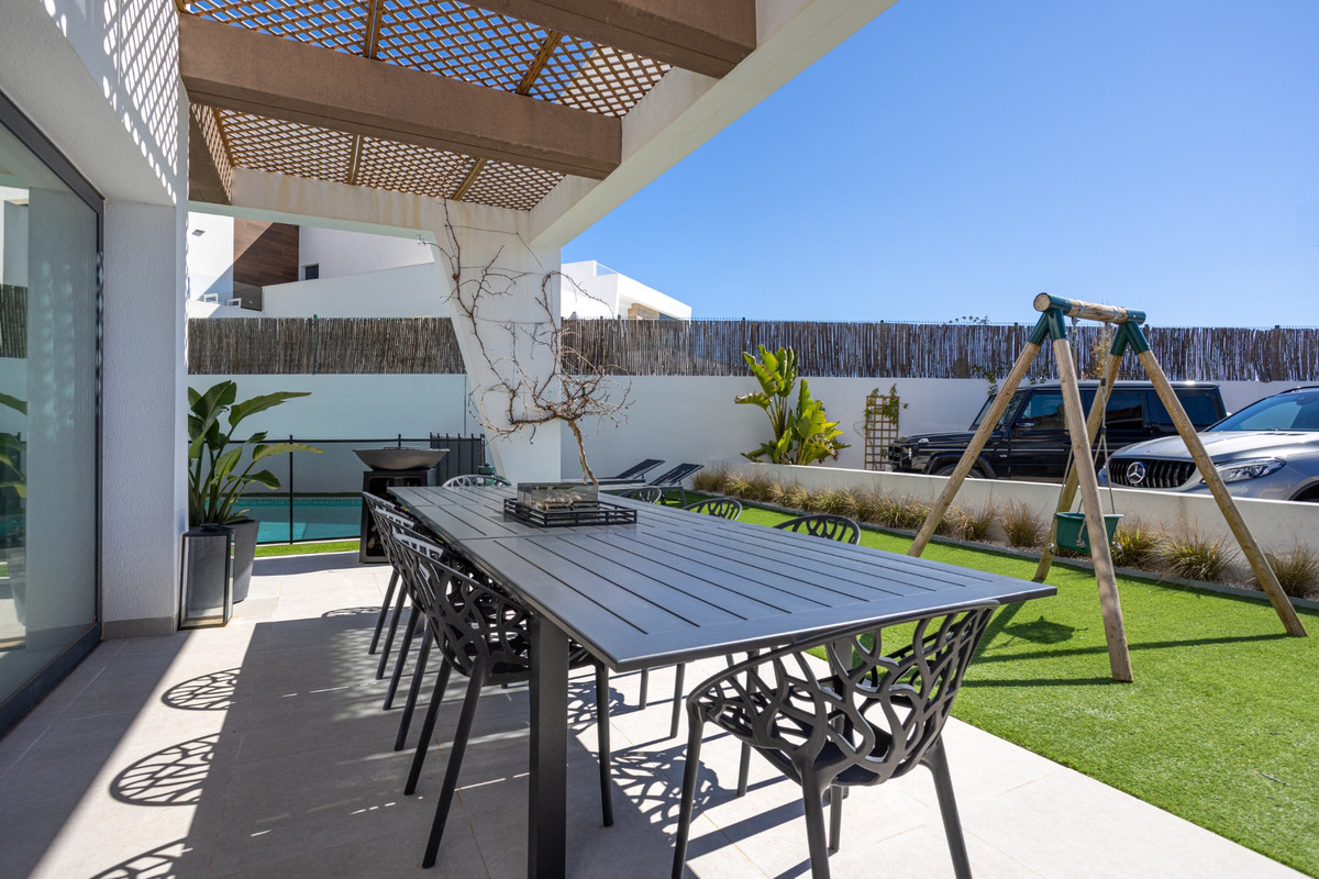 Se vende Villa - Chalet de 4 dormitorios en Costa Blanca, Alicante, España